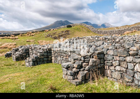 Malerischer Blick auf die Hardknott Roman Fort im englischen Lake District mit den Scafell Bergkette im Hintergrund. Stockfoto