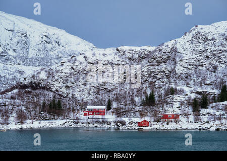 Red rorbu Häuser in Norwegen im Winter Stockfoto