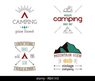 Berg camping Logos eingestellt. Hand gezeichnet Wandern reisen Abzeichen, Wildlife Embleme. Explorer labels Konzepte. Wanderlust Illustrationen. Vektor Flecken auf weißem Hintergrund Stock Vektor