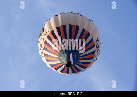 Arnhem, Niederlande - 21. Mai 2017: Heißluftballon gesehen unter Stockfoto