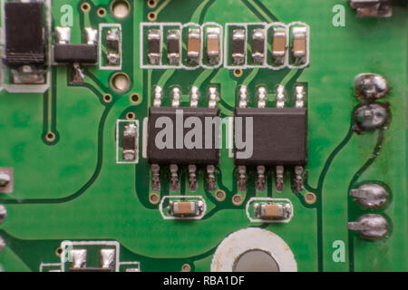 In der Nähe von elektronischen Bauteilen auf der Leiterplatte, Stockfoto