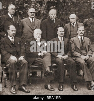 Mr. Churchills Kriegskabinett im Frühjahr 1941. Hintere Reihe, von links nach rechts, Mr. Arthur Greenwood, Minister ohne Portfolio, Mr. Ernest Bevin, Minister für Arbeit, Lord Beaverbrook, Minister für Flugzeugproduktion, Sir Kingsley Wood, Schatzkanzler. Erste Reihe, von links nach rechts, Sir John Anderson, Lord President of the Council, Mr. Winston Churchill, Premierminister, Mr. Clement Attlee, Lord Privy Seal, Herr Anthony Eden, Außenminister. Sir Winston Leonard Spencer-Churchill, 1874-1965. Britischer Politiker, Staatsmann, Armeeoffizier, Schriftsteller und Premierminister. Stockfoto