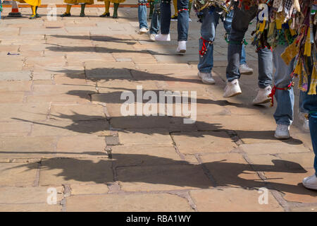 Schatten von Morris Tänzerinnen auf dem Platz, Shrewsbury, während Folk Festival, Shrewsbury, Shropshire, England, Großbritannien Stockfoto