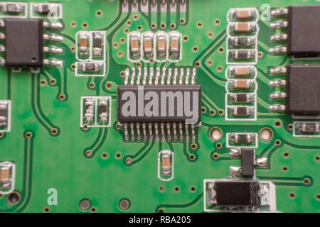 In der Nähe von elektronischen Bauteilen auf der Leiterplatte, Stockfoto