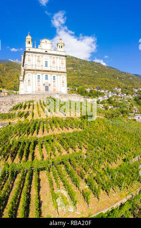 Panoramablick von terrassierten Weinbergen und Heiligtum Santa Casa di Loreto, Tresivio, Sondrio Provinz, Valtellina, Lombardei, Italien Stockfoto