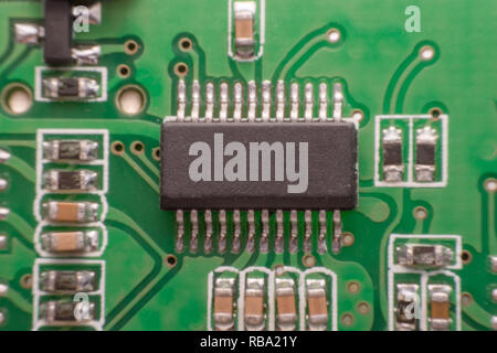 In der Nähe von elektronischen Bauteilen auf der Leiterplatte, Stockfoto