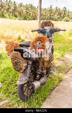 Gruppe der traditionellen Bali Batik Maske hängen für Souvenir verkaufen in Ubud Markt, Insel Bali in Indonesien. Stockfoto