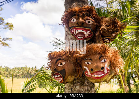 Gruppe der traditionellen Bali Batik Maske hängen für Souvenir verkaufen in Ubud Markt, Insel Bali in Indonesien. Stockfoto