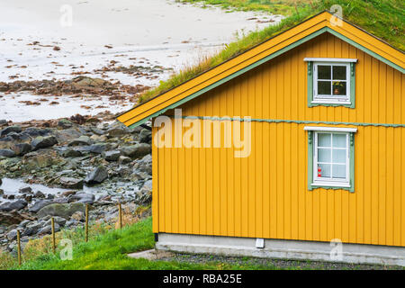 Gelbe Fassade von ikonischen Haus mit Grasdach, Fredvang, Nordland County, Lofoten, Norwegen Stockfoto