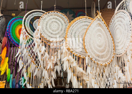 Balinesischen Markt. Souvenirs aus Holz und Handwerk der Anwohner. Bunte Souvenirs und Figuren. Bali, Indonesien. Stockfoto