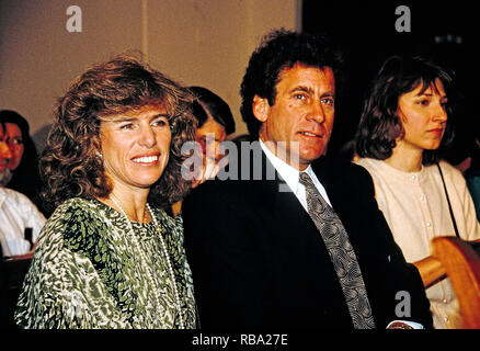 Elizabeth Glaser, Links, Ehefrau von Schauspieler und Regisseur Paul Michael Glaser, rechts, wartet Zeugnis während einer pädiatrischen AIDS Anhörung vor der United States House Haushaltsausschuss Task Force "Humanressourcen auf dem Capitol Hill in Washington, DC, 13. März 1990 zu geben. Elizabeth Glaser beauftragt, das AIDS-Virus nach Erhalt einer HIV-verseuchte Bluttransfusion im Jahr 1981 bei der Geburt infiziert, dann ihre beiden Kinder. Eines ihrer Kinder, Tochter Ariel, starb im Jahre 1988 an der Krankheit. Frau Glaser starb an der Krankheit am 3. Dezember 1994. Credit: Howard Sachs/CNP/Me Stockfoto