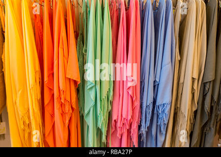 Mode Kleidung Bekleidung rack-farbenfrohe Schrank. Nahaufnahme der regenbogen farbe Auswahl an trendigen weiblichen Verschleiß auf Kleiderbügel im Schrank oder frühjahrsputz Konzept. Sommer home Kleiderschrank. Stockfoto