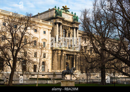 Neue Burg Gebäude Teil der Hofburg Palace Complex von Burggarten gesehen. Wien, Österreich. Stockfoto