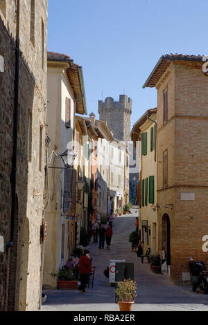 Via Ricasoli, Montalcino, Toskana, Italien: der Aufstieg zur Burg Stockfoto