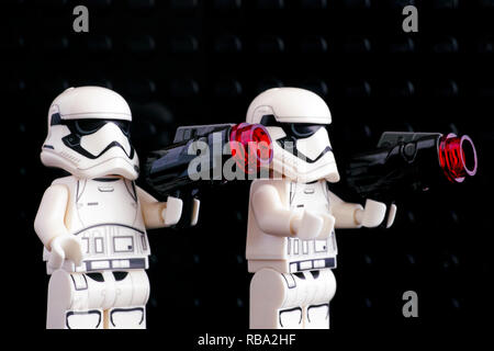 Tambow, Russische Föderation - Juli 08, 2018 Zwei Lego Minifiguren mit erster Ordnung Stormtrooper Blasters mit schwarzen Grundplatten Hintergrund. Studio gedreht. Stockfoto