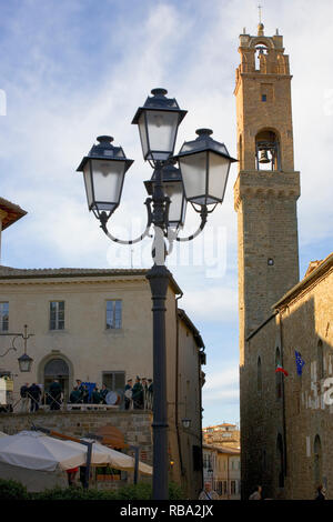 Eine Brass Band über bis zu Streiks, Piazza Garibaldi, Montalcino, Toskana, Italien Stockfoto