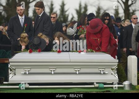 Us Air Force Maj. Troy Gilbert's Familie Rosen auf seine Schatulle während seiner Beisetzung auf dem Arlington National Cemetery Dez. 19, 2016. Gilbert war Nov. 27, 2006 getötet, während fliegen, eine Mission zur direkten Unterstützung der Koalition Boden Kampfhandlungen, wenn seine F-16C Fighting Falcon ca. 20 Meilen nordwestlich von Bagdad abgestürzt. Dies war der dritte beisetzung Für den Flieger in Arlington seit 2006 und vereint bleibt in diesem Jahr wieder mit teilweise noch ursprünglich in den Jahren 2006 und 2012 erholt. Stockfoto