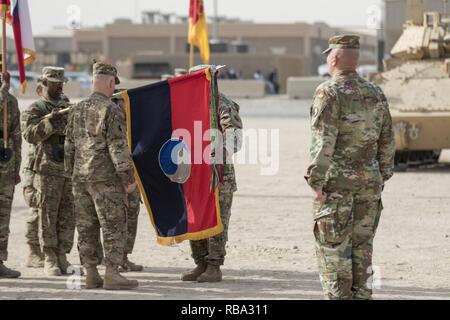 Die Color Guard stellt Farben der Einheit während der Übertragung des 29 Infanterie Division-von-behörde Zeremonie Dez.19, 2016 in Camp Arifan, Kuwait. Die 29 Infanterie Division ist organisiert, um Aufsicht zu rund 18.000 Soldaten im Bereich US-Army Central von Operationen zur Verfügung zu stellen, die größte Anzahl von Truppen der Befehl der seit dem Ende des Zweiten Weltkriegs stattgefunden hat Stockfoto