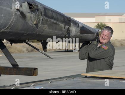 Master Sgt. Paul Adkins, 709Th Airlift Squadron Lademeister, hebt ein Schwanz - Ausleger vom Fairchild C-119 B Flying Boxcar #48-0352 "Bin kann Co Spezielle" während einer Mission in die Luft Mobilität Befehl Museum über eine C-5 M Super Galaxy Transportflugzeug Dez. 17, 2016, auf der Edwards Air Force Base, Calif. C-119 zu bringen sind ein Twin Tail-Gedröhnt Cargo Aircraft. Stockfoto