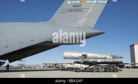 Ein Schwanz - Ausleger vom Fairchild C-119 B Flying Boxcar #48-0352 "Bin kann Co Spezielle" in eine C-5 M Super Galaxy Dez. 19, 2016 geladen, auf der Edwards Air Force Base, Calif. Die C-119 airdropped mobile Brücke Abschnitte während der Schlacht von chosin Reservoir während des Koreakrieges. Stockfoto