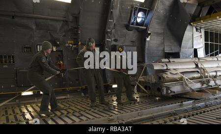 Loadmasters von der 709th Airlift Squadron ziehen Teile der Fairchild C-119 B Flying Boxcar #48-0352 "Bin kann Co Spezielle" in den Laderaum eines C-5 M Super Galaxy 19.12.2016, auf der Edwards Air Force Base, Calif. Dieser Luftbrücke Mission als Training für die Neue loadmasters verwendet wurde. Stockfoto