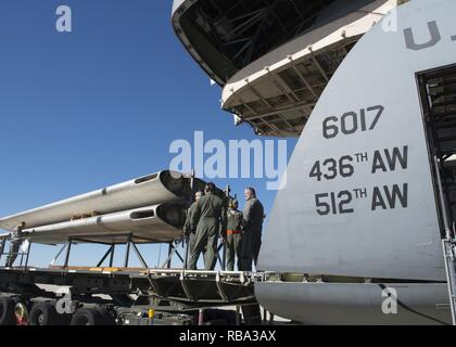 Loadmasters von der 709th Airlift Squadron bereiten die Flügel der Fairchild C-119 B Flying Boxcar #48-0352 "Bin kann Co Spezielle" in eine C-5 M Super Galaxy Dez. 19, 2016 zu laden, auf der Edwards Air Force Base, Calif. Die Flügel waren die nur Teile der C-119 durch die C-5M, Rampe, die geladen werden soll. Stockfoto