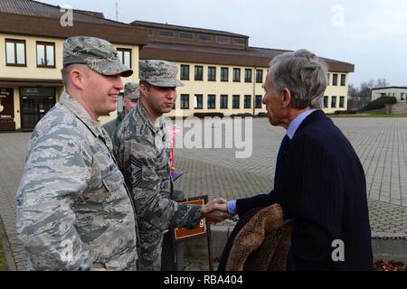 David McKean, Recht, US-Botschafter in Luxemburg, trifft sich mit Colonel Joe McFall, Links, 52nd Fighter Wing Commander, und Chief Master Sgt. Edwin Ludwigsen, Mitte, 52Nd FW-Befehl Chief, außerhalb der Wing-Hauptquartier nach in Spangdahlem Air Base, Germany, Dez. 20, 2016 ankommen. Dies war der erste Besuch von McKean die Basis, während die Führung ihm über die Sabre Nation Mission und unterschiedliche Fähigkeiten unterrichtet. McKean war als Botschafter in März 2016 vereidigt. Stockfoto