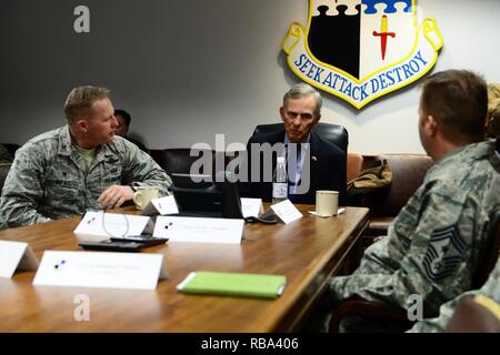 David McKean, Mitte, US-Botschafter in Luxemburg, erhält ein Briefing von Colonel Joe McFall, Links, 52nd Fighter Wing Commander, und Chief Master Sgt. Edwin Ludwigsen, rechts, 52Nd FW-Befehl Chief, am Flügel-Hauptquartier in Spangdahlem Air Base, Germany, Dez. 20, 2016. Dies war der erste Besuch von McKean die Basisstation während, die Führung über die Sabre Nation Mission und unterschiedliche Fähigkeiten unterrichtet. McKean war als Botschafter in März 2016 vereidigt. Stockfoto