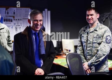 David McKean, Links, US-Botschafter in Luxemburg, erhält eine Unterrichtung durch Master Sgt. Gerald Null, rechts, 52 Operations Support Squadron Air traffic control watch Supervisor, in der Flugverkehrskontrolle auf der Air Base Spangdahlem, Deutschland, Dez. 20, 2016. Dies war der erste Besuch von McKean die Basis, während die Führung ihm über die Sabre Nation Mission und unterschiedliche Fähigkeiten unterrichtet. McKean war als Botschafter in März 2016 vereidigt. Stockfoto