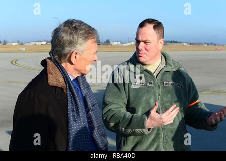 David McKean, Links, US-Botschafter in Luxemburg, erhält ein Briefing von Oberstleutnant Justin Swartmiller, rechts, 726Th Air Mobility Sqaudron Commander, über den Zweck und die Fähigkeiten der Einheit in Spangdahlem Air Base, Germany, Dez. 20, 2016. Dies war der erste Besuch von McKean die Basis, während die Führung ihm über die Sabre Nation Mission und unterschiedliche Fähigkeiten unterrichtet. McKean war als Botschafter in März 2016 vereidigt. Stockfoto