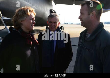 David McKean, Mitte, US-Botschafter in Luxemburg, und seine Frau Kathleen Kaye, Links, sprechen Sie mit Chief Master Sgt. Edwin Ludwigsen, rechts, 52nd Fighter Wing command Chief, auf der Flightline in Spangdahlem Air Base, Germany, Dez. 20, 2016. Dies war der erste Besuch von McKean die Basis, während die Führung ihm über die Sabre Nation Mission und unterschiedliche Fähigkeiten unterrichtet. McKean war als Botschafter in März 2016 vereidigt. Stockfoto