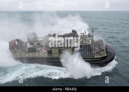 Atlantik (31. 20, 2016) eine Landing Craft, Luftpolster Manöver in der Nähe der Amphibisches Schiff USS Wasp (LHD1). Wasp wird als Teil der Wasp Amphibious Ready-Gruppe, die die 22 Marine Expeditionary Unit offloading nach Abschluss einer sechsmonatigen Einsatz in die USA am 5. und 6 Flotte Bereiche bereitgestellt ist. Stockfoto