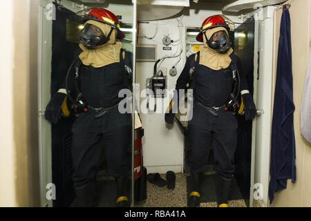 Atlantik (31. 20, 2016) Seaman Khalid Harvey sucht einem Raum, während ein General Quarters bohren an Bord der geführte Anti-raketen-Zerstörer USS Cole (DDG67). Cole, Commander, Task Force 65 zugeordnet, ist die Durchführung einer regelmäßig geplanten Einsatz zur Unterstützung der Maritime Security Operations und Theater Sicherheit Zusammenarbeit in den USA 6 Flotte Bereich der Operationen. Stockfoto