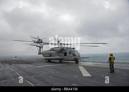 Atlantik (31. 20, 2016) Ein SH-53 Super Hengst Hubschrauber ab der 22 Marine Expeditionary Unit (MEU) startet vom Flight Deck der Amphibisches Schiff USS Wasp (LHD1). Wasp wird als Teil der Wasp amphibischen bereit, die Abgabe ist der 22. MEU nach Abschluss einer sechsmonatigen Einsatz in die USA am 5. und 6 Flotte Bereiche eingesetzt. Stockfoto