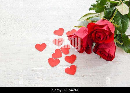 Valentines Tag rote Rose Blume auf weißem Holz- Hintergrund/Romantische Liebe kleine rote Herzen mit frische Rosen auf dem Tisch Platz kopieren Stockfoto