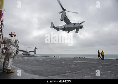 Atlantik (31. 20, 2016) Eine MV-22 Osprey ab der 22 Marine Expeditionary Unit (MEU) startet vom Flight Deck der Amphibisches Schiff USS Wasp (LHD1). Wasp wird als Teil der Wasp amphibischen bereit, die Abgabe ist der 22. MEU nach Abschluss einer sechsmonatigen Einsatz in die USA am 5. und 6 Flotte Bereiche eingesetzt. Stockfoto