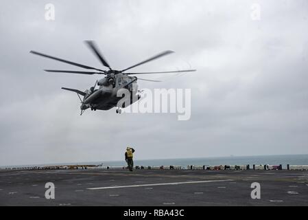 Atlantik (31. 20, 2016) Ein SH-53 Super Hengst Hubschrauber ab der 22 Marine Expeditionary Unit (MEU) startet vom Flight Deck der Amphibisches Schiff USS Wasp (LHD1). Wasp wird als Teil der Wasp amphibischen bereit, die Abgabe ist der 22. MEU nach Abschluss einer sechsmonatigen Einsatz in die USA am 5. und 6 Flotte Bereiche eingesetzt. Stockfoto