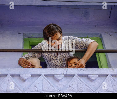 Jodhpur, Indien - Nov 6, 2017. Ein junger Mann mit seinen Kindern im ländlichen Haus in Jodhpur, Indien. Jodhpur ist die zweitgrößte Stadt im Bundesstaat Rajasthan Stockfoto