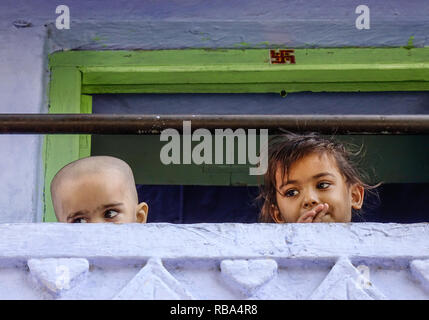 Jodhpur, Indien - Nov 6, 2017. Kinder in ländlichen Haus in Jodhpur, Indien spielen. Jodhpur ist die zweitgrößte Stadt im Bundesstaat Rajasthan. Stockfoto