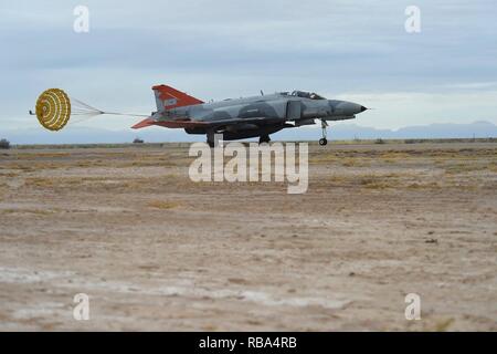 Flieger von der 82nd Aerial Target Squadron, Det. 1 Holloman Air Force Base, NM. Gastgeber der letzte Flug der QF-4 Phantom als Teil der Phinal Phlight Zeremonie am Dez. 21, 2016. Die Zeremonie gedacht und zog sich die QF-4 Phantom nach 53 Jahren im Dienst für die Air Force. Stockfoto