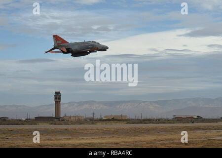 Flieger von der 82nd Aerial Target Squadron, Det. 1 Holloman Air Force Base, NM. Gastgeber der letzte Flug der QF-4 Phantom als Teil der Phinal Phlight Zeremonie am Dez. 21, 2016. Stockfoto