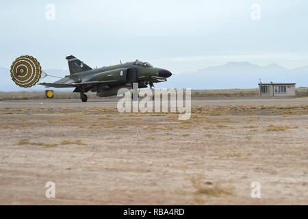 Flieger von der 82nd Aerial Target Squadron, Det. 1 Holloman Air Force Base, NM. Gastgeber der letzte Flug der QF-4 Phantom als Teil der Phinal Phlight Zeremonie am Dez. 21, 2016. Stockfoto