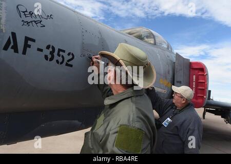 Flieger von der 82nd Aerial Target Squadron, Det. 1 Holloman Air Force Base, NM. Gastgeber der letzte Flug der QF-4 Phantom als Teil der Phinal Phlight Zeremonie am Dez. 21, 2016. Hunderte Menschen nahmen an der Veranstaltung, die ein "pet-Jet' Fall kennzeichnete. Stockfoto