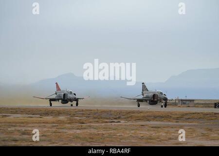 Flieger von der 82nd Aerial Target Squadron, Det. 1 Holloman Air Force Base, NM. Gastgeber der letzte Flug der QF-4 Phantom als Teil der Phinal Phlight Zeremonie am Dez. 21, 2016. Die Zeremonie gedacht und zog sich die QF-4 Phantom nach 53 Jahren im Dienst für die Air Force. Stockfoto