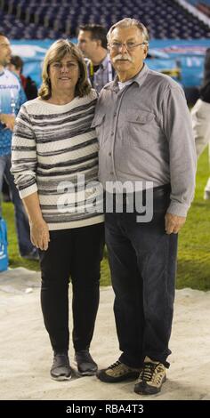 Laura und Joe Landaker, Eltern von U.S. Marine Corps 1. Lt Jared M. Landaker, posieren, bevor sie durch den Gold Star Legacy Foundation vor Beginn der Poinsettia-schüssel Fußballspiel bei Qualcomm Stadion in San Diego, Calif., Dez. 21, 2016 geehrt wird. Ihr Sohn 14.02.2007, getötet in der irakischen Provinz Al Anbar, während er zur Marine Medium Helicopter Squadron 364, Marine Flugzeuge Gruppe 39, 3. Marine Flugzeugflügel zugewiesen wurde, ich Marine Expeditionary Force. Das Marine Corps stellt sicher, dass alle Marines und ihren Familien - aktiv, Finden und diejenigen, die ihre Reihen verlassen haben, sind Teil der Marine Familie Stockfoto