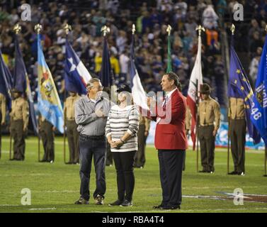 Laura und Joe Landaker, Eltern von U.S. Marine Corps 1. Lt Jared M. Landaker, verbunden von Escort Dennis D. Dubard, rechts, werden durch den Gold Star Legacy Foundation vor Beginn der Poinsettia-schüssel Fußballspiel bei Qualcomm Stadion in San Diego, Calif., Dez. 21, 2016 geehrt. Ihr Sohn 14.02.2007, getötet in der irakischen Provinz Anbar, während er zur Marine Medium Helicopter Squadron 364, Marine Flugzeuge Gruppe 39, 3. Marine Flugzeugflügel zugewiesen wurde, ich Marine Expeditionary Force. Das Marine Corps stellt sicher, dass alle Marines und ihren Familien - aktiv, Finden und diejenigen, die ihre Reihen verlassen haben, sind Stockfoto