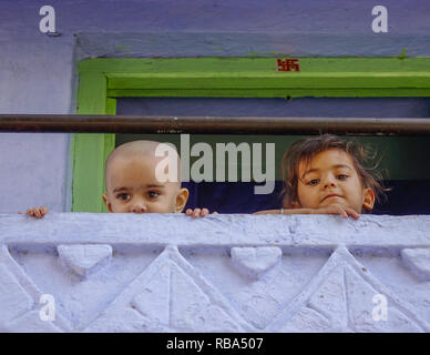 Jodhpur, Indien - Nov 6, 2017. Kinder in ländlichen Haus in Jodhpur, Indien spielen. Jodhpur ist die zweitgrößte Stadt im Bundesstaat Rajasthan. Stockfoto