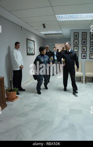 NAVAL STATION Rota, Spanien (31. 21, 2016) - Commander, U.S. Naval Forces Europa-afrika (NAVEUR - NAVAF), Adm. Michelle Howard, erfüllt mit Commander, spanische Flotte, Adm. Juan Rodriguez Garat am Spanischen Hauptquartier bei ihrem Besuch in Naval Station Rota, Dez. 21, 2016. Us Naval Forces Europa-afrika, in Neapel, Italien, beaufsichtigt und Naval operations, oft im Konzert mit Alliierten, Gelenk- und interagency Partnern, dauerhafte Beziehungen zu ermöglichen, und die Wachsamkeit und Stabilität in Europa und in Afrika zu erhöhen. Stockfoto