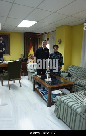 NAVAL STATION Rota, Spanien (31. 21, 2016) - Commander, U.S. Naval Forces Europa-afrika (NAVEUR - NAVAF), Adm. Michelle Howard, erfüllt mit Commander, spanische Flotte, Adm. Juan Rodriguez Garat am Spanischen Hauptquartier bei ihrem Besuch in Naval Station Rota, Dez. 21, 2016. Us Naval Forces Europa-afrika, in Neapel, Italien, beaufsichtigt und Naval operations, oft im Konzert mit Alliierten, Gelenk- und interagency Partnern, dauerhafte Beziehungen zu ermöglichen, und die Wachsamkeit und Stabilität in Europa und in Afrika zu erhöhen. Stockfoto