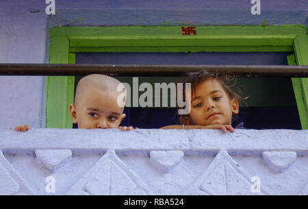 Jodhpur, Indien - Nov 6, 2017. Kinder in ländlichen Haus in Jodhpur, Indien spielen. Jodhpur ist die zweitgrößte Stadt im Bundesstaat Rajasthan. Stockfoto